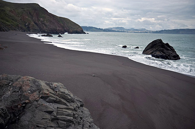 Dung nham núi lửa vùng Hilo thuộc đảo Hawaii đã tạo cho bãi biển Punalu'u nổi tiếng màu đen sẫm kỳ lạ.